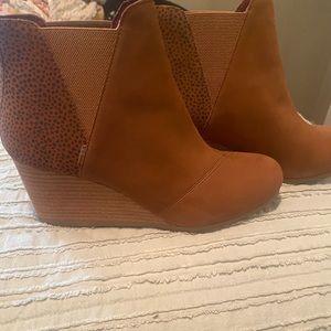 Toms brown/cheetah print bootie size 10. Never been worn!